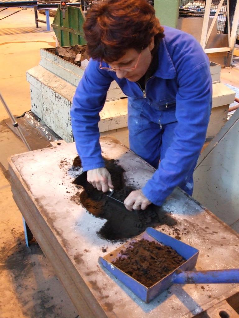 creuser le sable pour l'emprunte du modèle