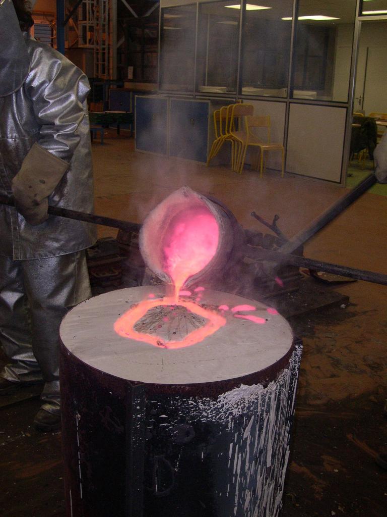 couler le métal en fusion